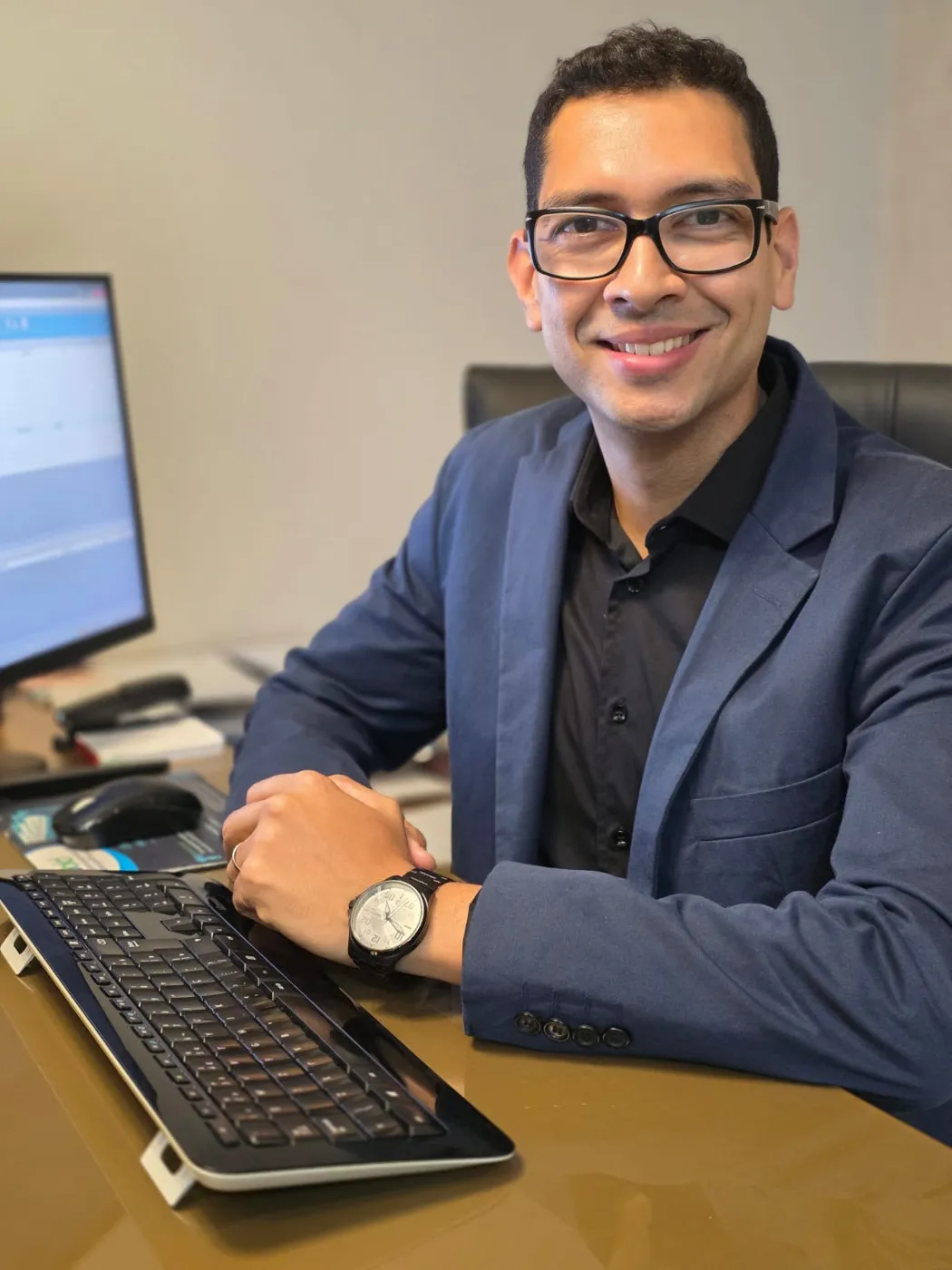 Dr. Diogo Milioli, cirurgião do aparelho digestivo, no consultório