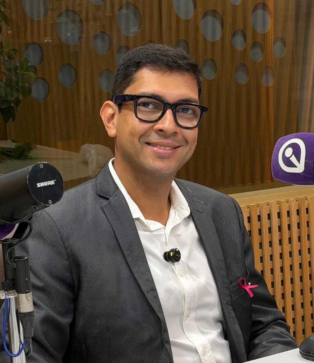 Dr. Diogo Milioli em entrevista em estúdio de rádio